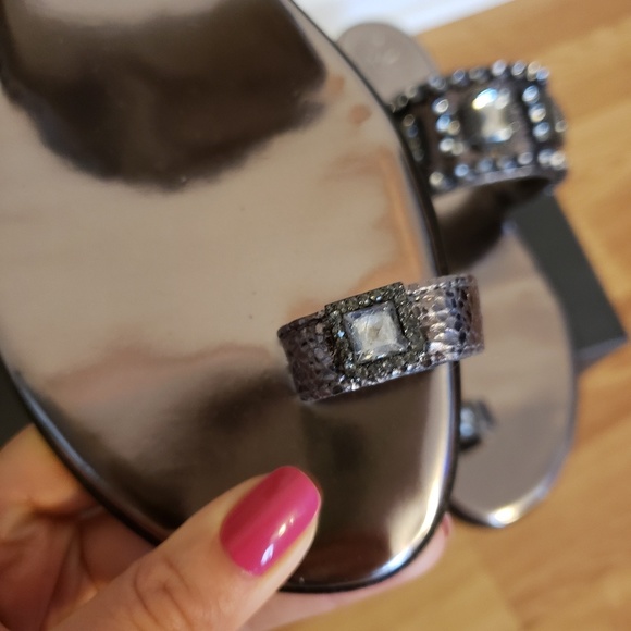 Vince Camuto. Size 8 - Picture 3 of 6